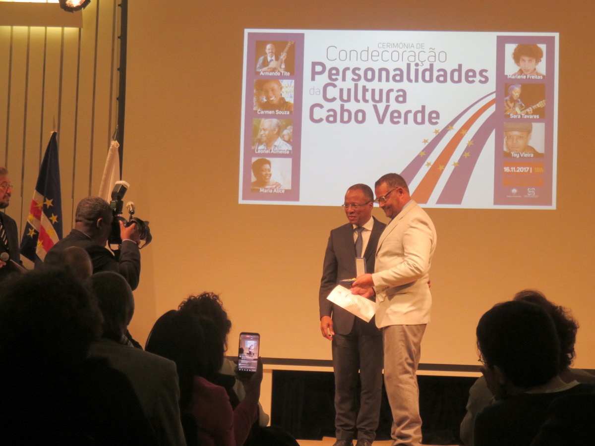 Condecoracao a personalidades Cabo Verde_6703_pai de Carmen Souza