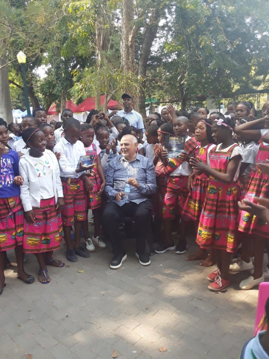 Calane da Silva e criancas - feira do Livro de Maputo 2019