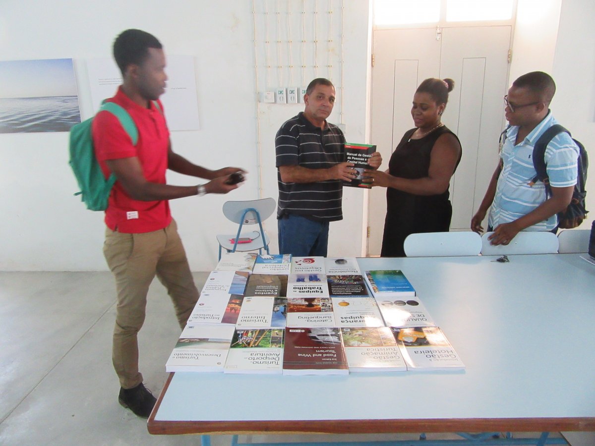 Polo da Universidade Lúrio na Ilha de Moçambique recebe livros em diversas áreas 