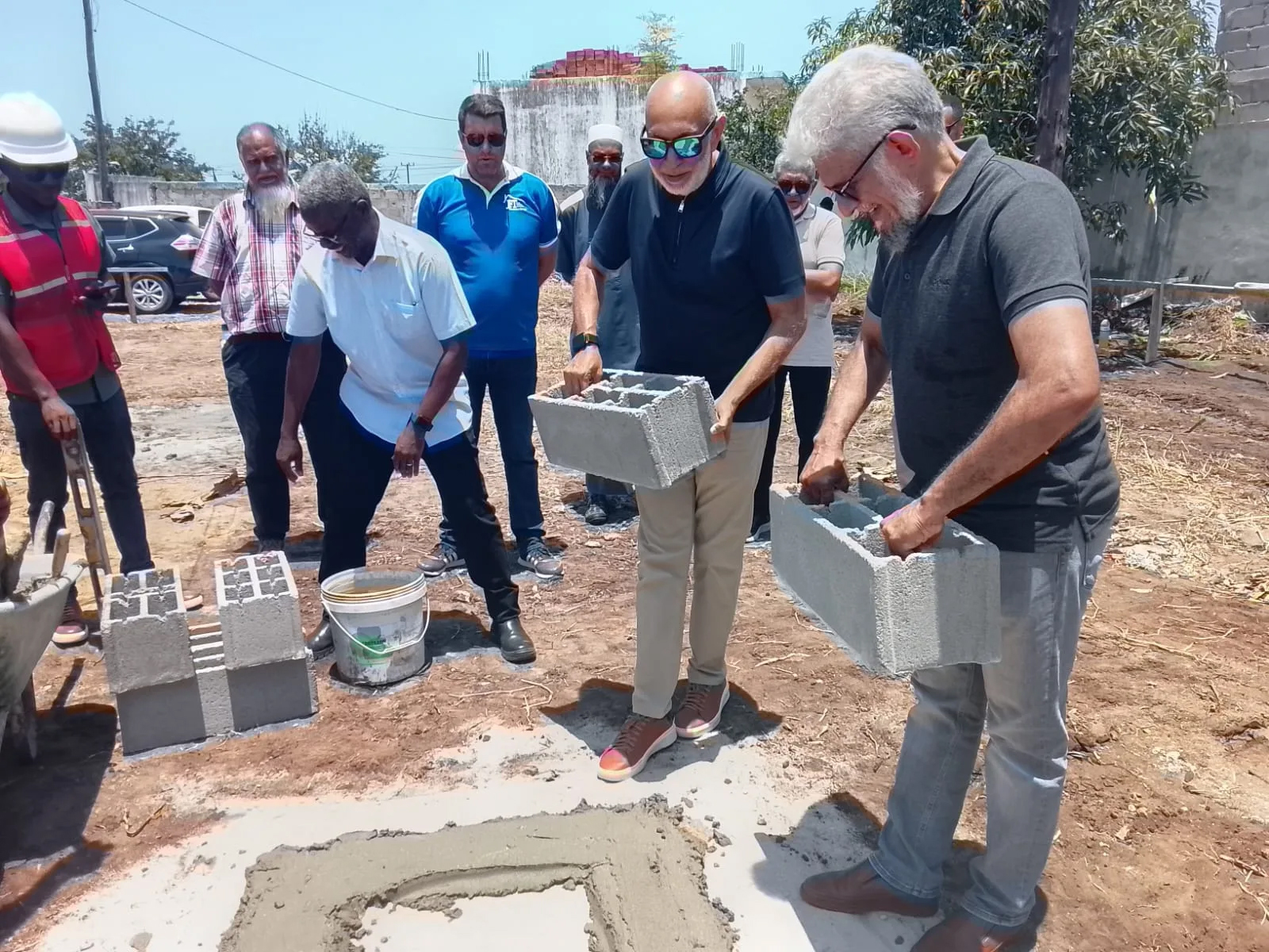 Colocação da primeira pedra para a construção da Escola Comunitária da AMS