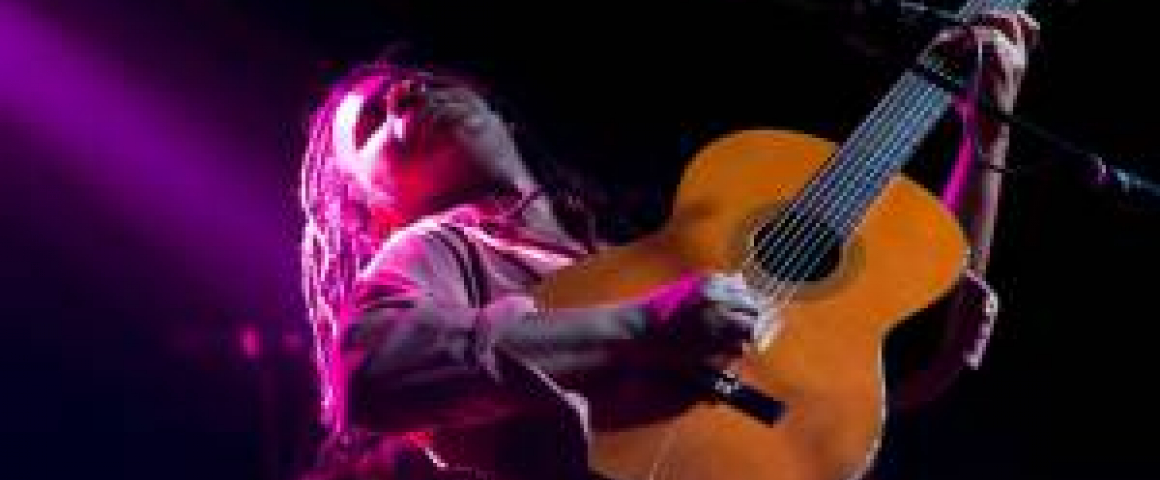 Jon Luz anima noite no B.leza