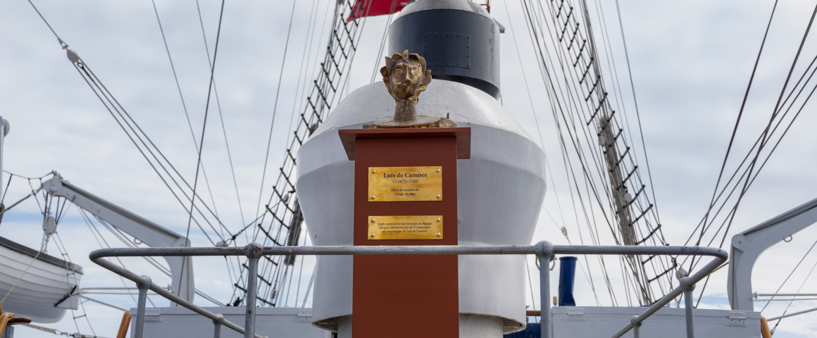 Busto de Luís de Camões a caminho dos Estados Unidos da América