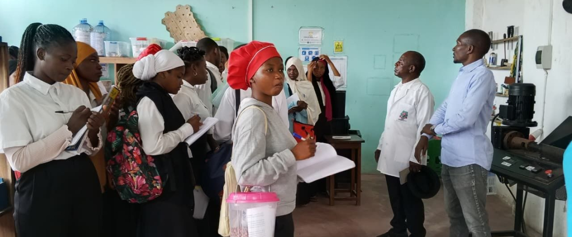 Alunos visitam Estação Comunitária de Reciclagem da Ilha de Moçambique