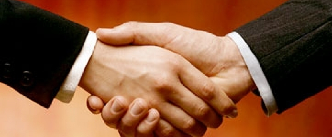 URB-África/UCCLA celebra protocolo com a Oikos no âmbito do projeto Solução Participada para Plásticos Marítimos