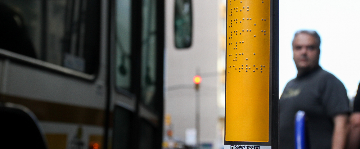 Instalação de placas com informações em braille em Porto Alegre