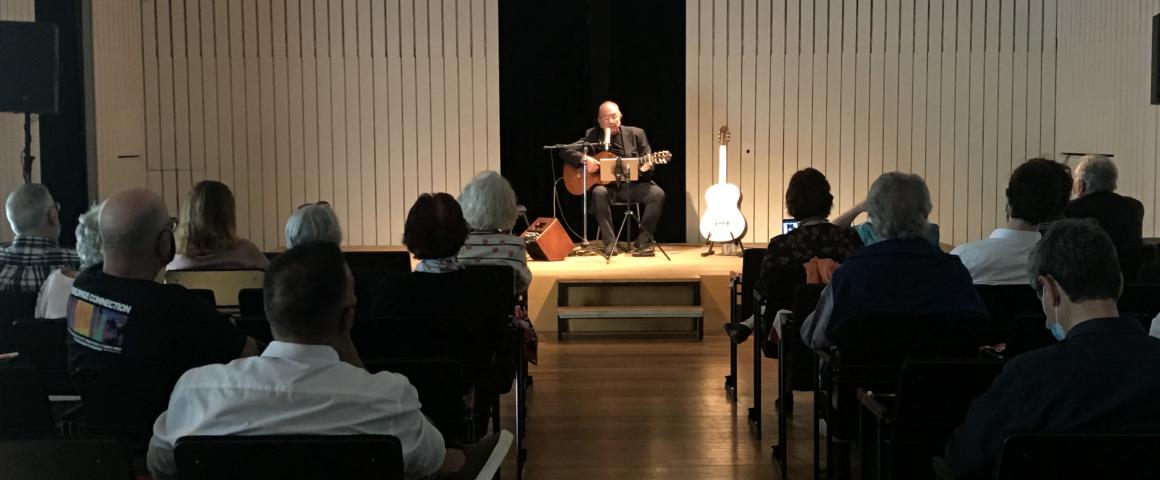 Carlos Alberto Moniz no palco da UCCLA