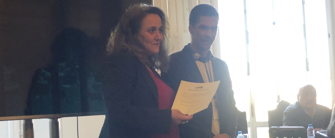 Entrega de galardão de mérito a colaboradora da UCCLA