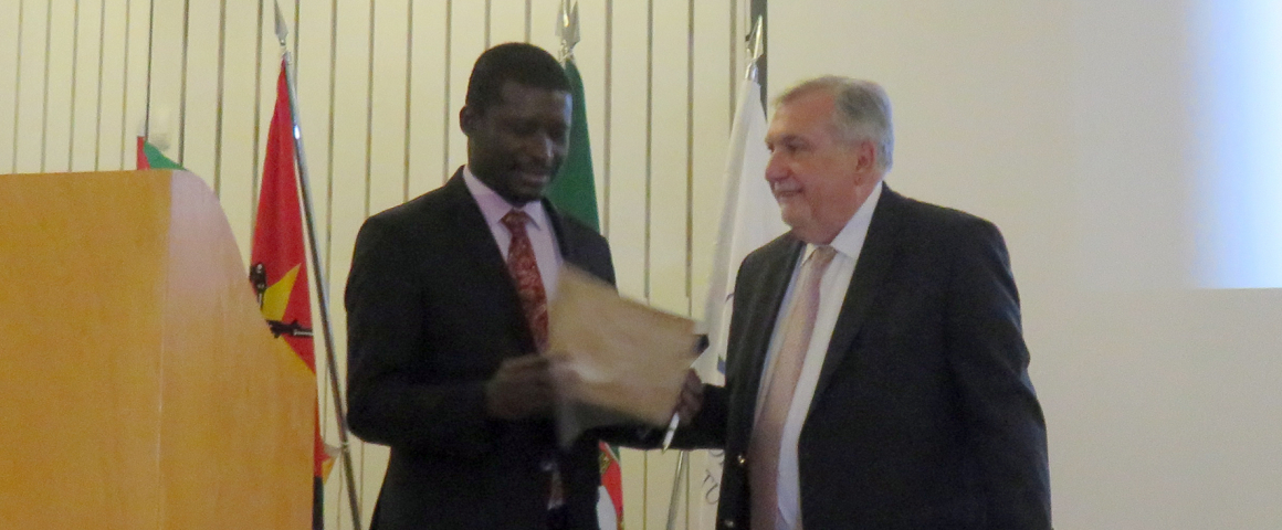 Autarca de Quelimane recebe galardão na UCCLA