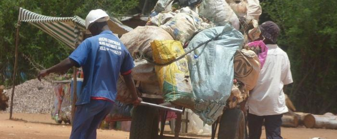 Microempresas garantem a recolha de lixo em Maputo