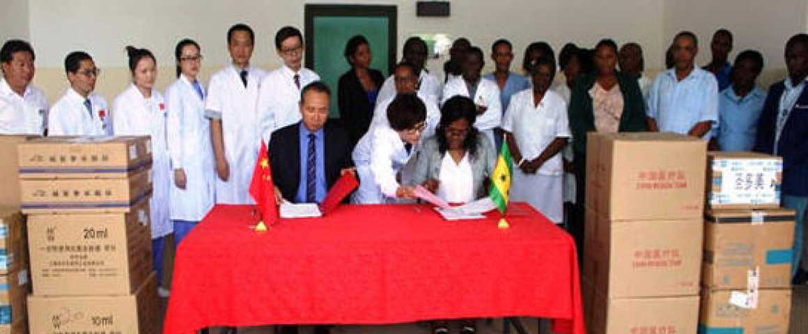 Entrega de material hospitalar a São Tomé e Príncipe