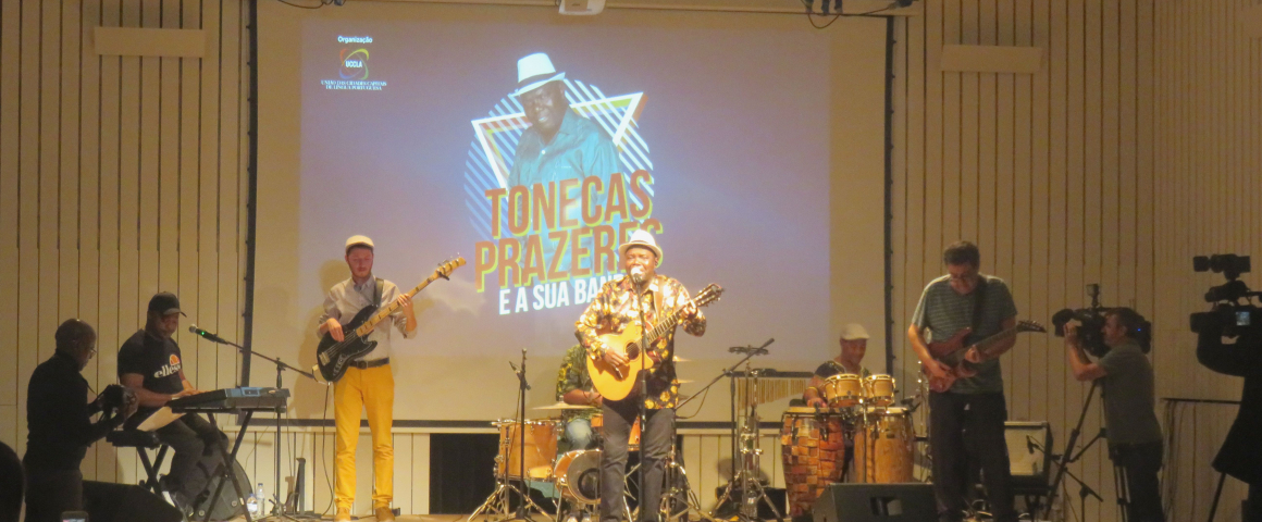 Tonecas Prazeres e a sua banda ao vivo na UCCLA