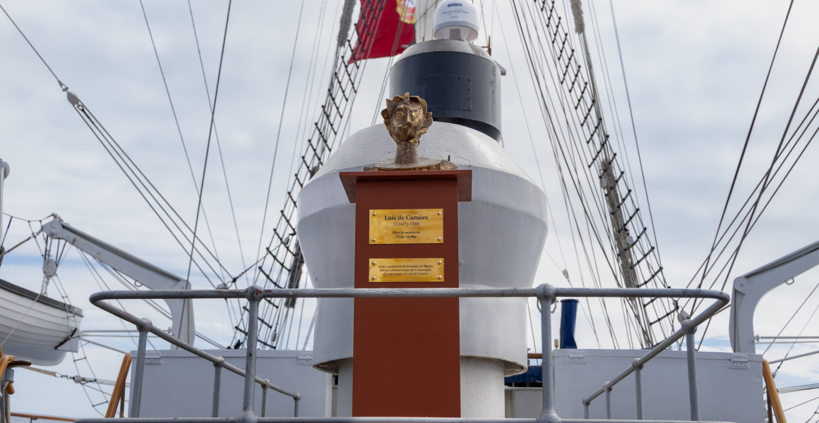 Busto de Luís de Camões a caminho dos Estados Unidos da América