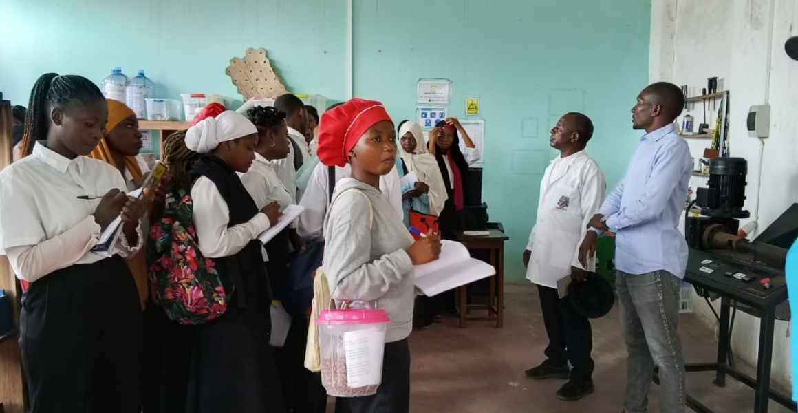 Alunos visitam Estação Comunitária de Reciclagem da Ilha de Moçambique