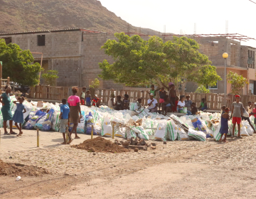 Ação de limpeza comunitária em Porto Mosquito