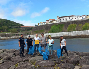 Limpeza costeira e educação ambiental em Angra do Heroísmo