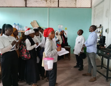 Alunos visitam Estação Comunitária de Reciclagem da Ilha de Moçambique