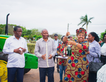 Entrega de tratores e material agrícola em Chokwé
