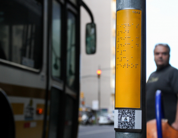 Instalação de placas com informações em braille em Porto Alegre