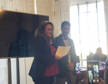 Entrega de galardão de mérito a colaboradora da UCCLA