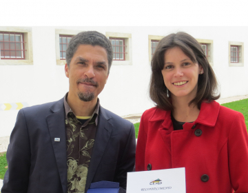 Entrega de galardão de mérito a colaboradora da UCCLA