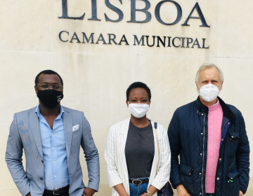 Entrega de computadores a estudantes de São Tomé e Príncipe