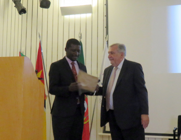 Autarca de Quelimane recebe galardão na UCCLA