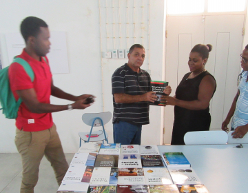 Polo da Universidade Lúrio na Ilha de Moçambique recebe livros em diversas áreas 