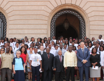 Escolas secundárias e jovens premiados no âmbito da Feira do Livro de Maputo