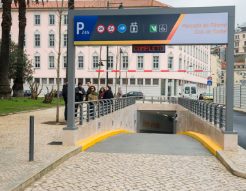 Parque de estacionamento da Praça D. Luís I aberto ao público