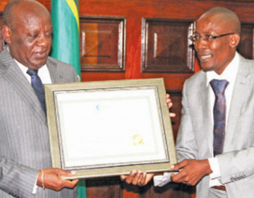 David Simango homenageado em Maputo
