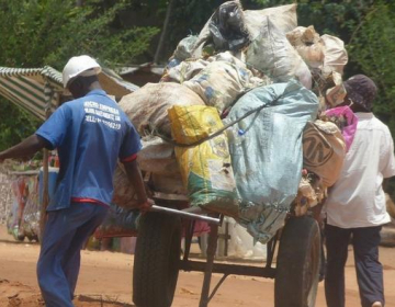 Microempresas garantem a recolha de lixo em Maputo