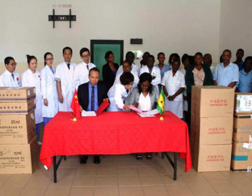 Entrega de material hospitalar a São Tomé e Príncipe