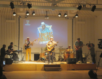 Tonecas Prazeres e a sua banda ao vivo na UCCLA