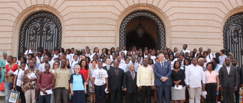 Escolas secundárias e jovens premiados no âmbito da Feira do Livro de Maputo