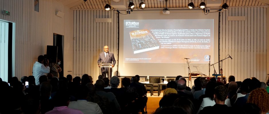 Lançamento do livro “O Tráfico de Armas Ligeiras” de José Luís Higino de Sousa na UCCLA