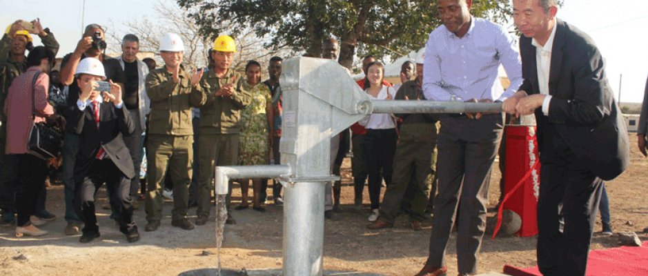 Construção de furos de água em Moçambique