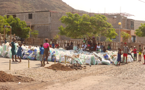 Ação de limpeza comunitária em Porto Mosquito