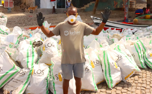 Ação de limpeza comunitária em Porto Mosquito