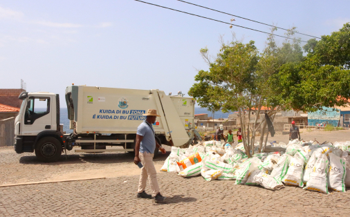 Ação de limpeza comunitária em Porto Mosquito