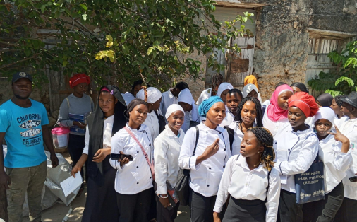 Alunos visitam Estação Comunitária de Reciclagem da Ilha de Moçambique