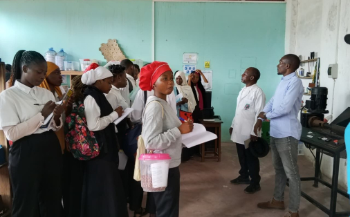 Alunos visitam Estação Comunitária de Reciclagem da Ilha de Moçambique