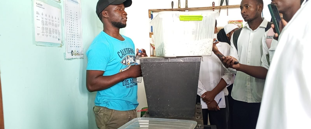 Alunos visitam Estação Comunitária de Reciclagem da Ilha de Moçambique