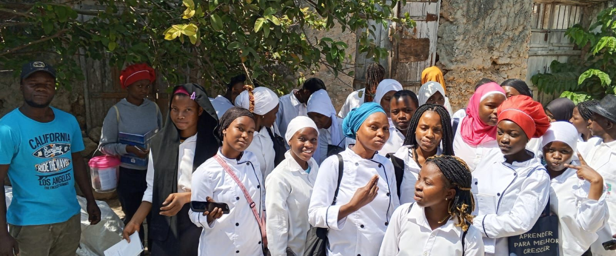 Alunos visitam Estação Comunitária de Reciclagem da Ilha de Moçambique