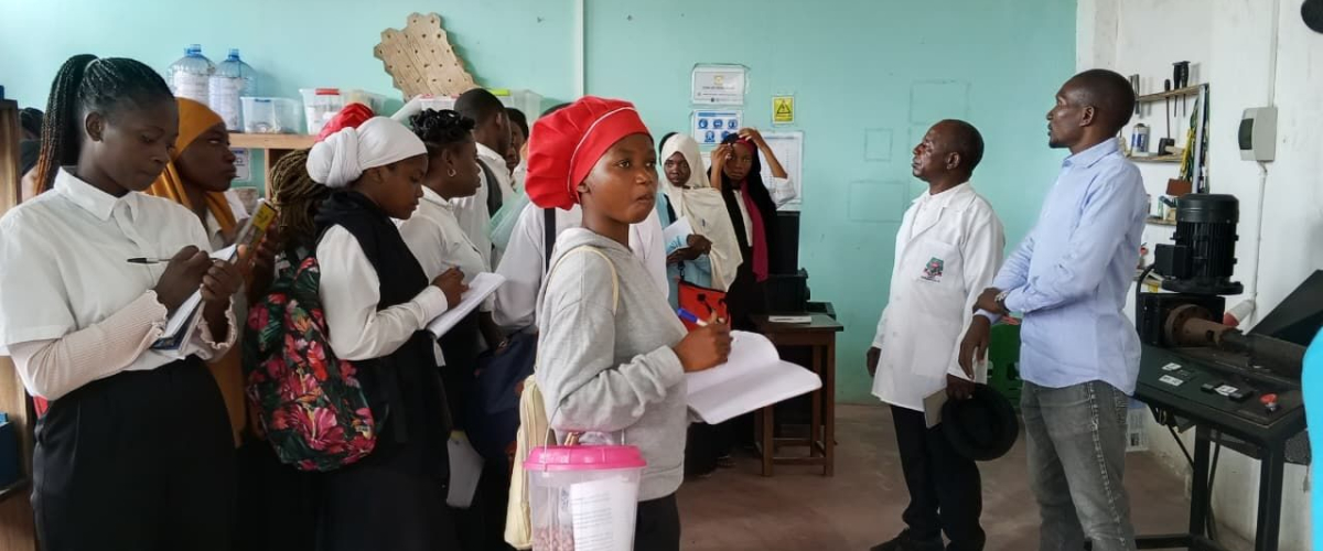 Alunos visitam Estação Comunitária de Reciclagem da Ilha de Moçambique
