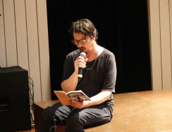 Livro O colono preto saiu do guarda-fato apresentado na UCCLA