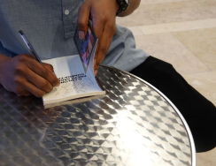 Livro O colono preto saiu do guarda-fato apresentado na UCCLA