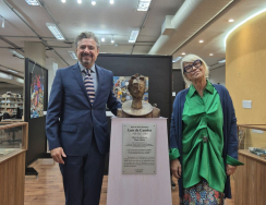 UCCLA oferece busto de Camões à Unesp