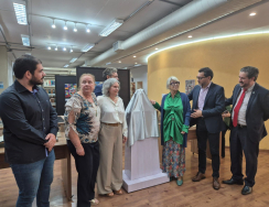 UCCLA oferece busto de Camões à Unesp