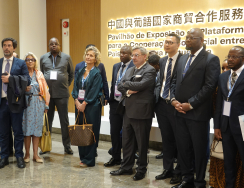Visita ao Pavilhão de exposição da Plataforma de Serviços para a Cooperação Comercial entre a China e os Países de Língua Portuguesa-Macau