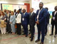 Visita ao Pavilhão de exposição da Plataforma de Serviços para a Cooperação Comercial entre a China e os Países de Língua Portuguesa-Macau